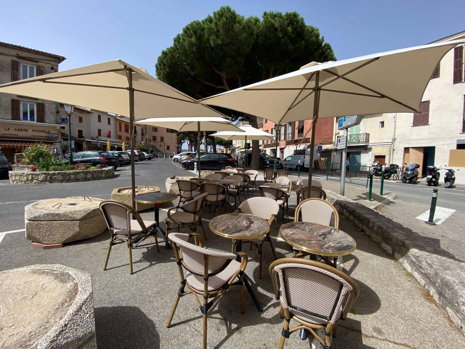 Fournisseur de mobilier de terrasse résistant aux intempéries pour les professionnels à Lyon, Auvergne-Rhône-Alpes