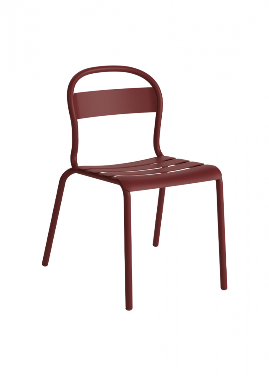 Chaises de restaurant en aluminium sur une terrasse en Côte d'Azur