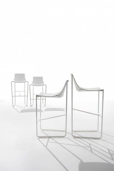 Ensemble de chaises hautes d'intérieur en acier laqué avec revêtement en cuir blanc de la collection Apelle par MIDJ à Lyon