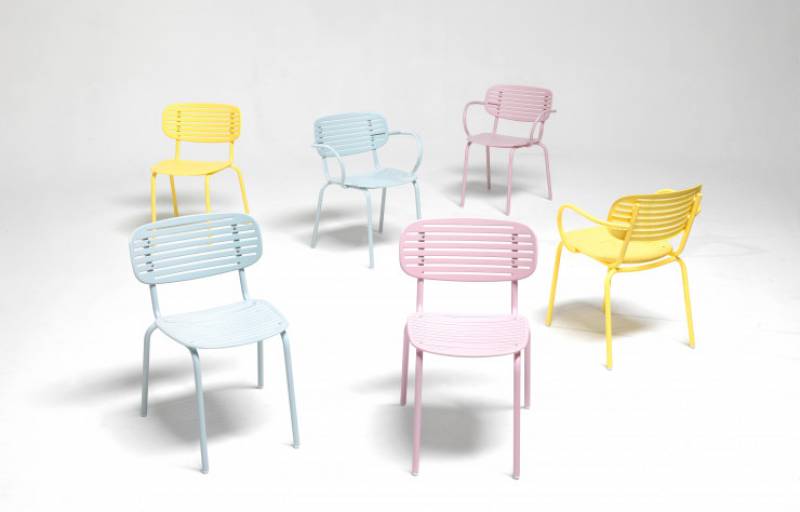 chaise de repas de la collection Mom rouge corail sans accoudoirs à Marseille