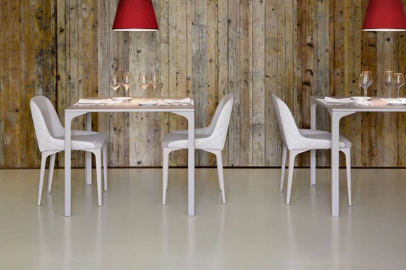 Mise en situation des chaises de repas Marilyn par MIDJ en acier laqué avec revêtement en tissu blanc à Bordeaux