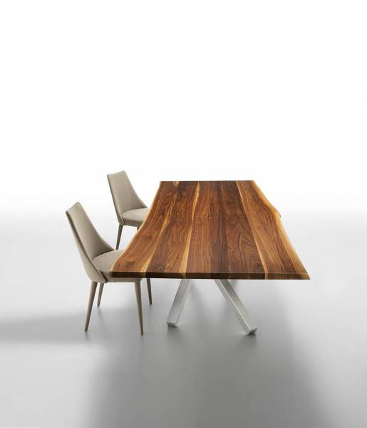 Mise en situation de la chaise d'intérieur de la collection Sharon par MIDJ en acier et en peau beige à Paris