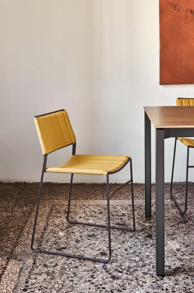 Chaise de restaurant jaune de la collection Slim par KAJA en acier avec piétement luge à Lyon