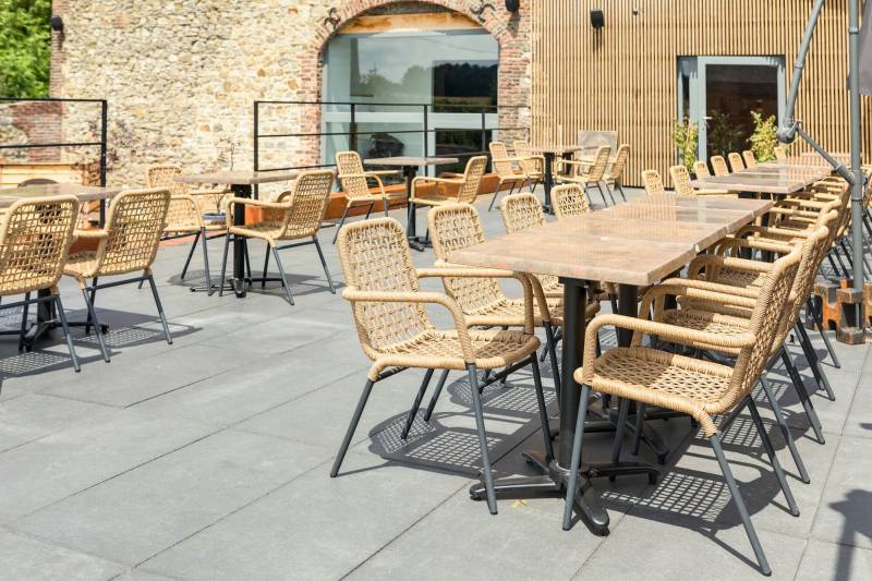 Fauteuil repas en tressage synthétique de la collection FLORA à Antibes