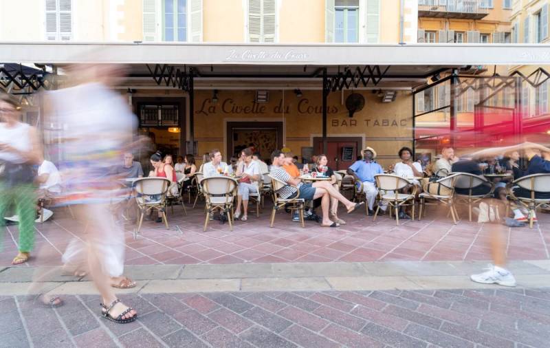 Une terrasse élégante du restaurant La Civette sur le Cours Saleya à Nice 