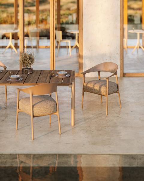 Fauteuils de repas convivial en polypropylène, collection AFRICA à Mougins