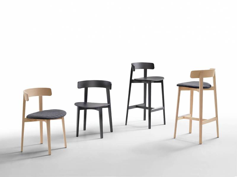 Mise en situation d'un ensemble de chaises d'intérieur de différents modèles et tailles de la collection Maya par MIDJ en bois à Marseille