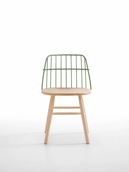Chaise d'intérieur en acier laqué vert avec structure en bois teinté, différentes finitions sont disponibles, collection Strike à Lyon