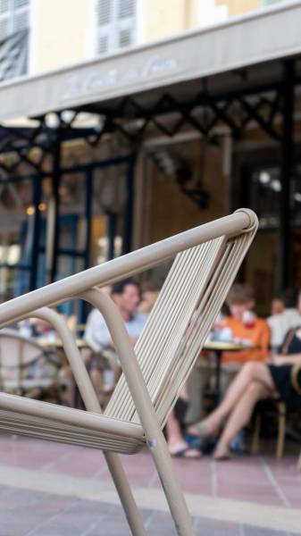 Aménagement du restaurant de la Civette avec des chaises et fauteuils bistrot en résine tressée blanc et camel à Nice 