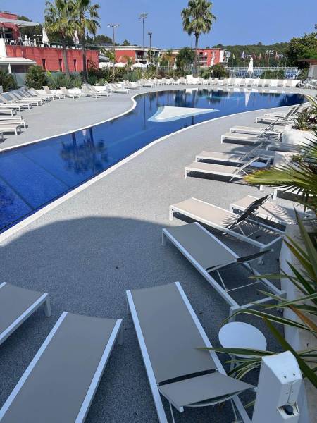 Aménagement de la piscine avec transats en aluminium et batyline design à Biot
