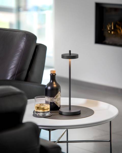 Lampe de table au design minimaliste et géométrique de la Collection Essence à Nice