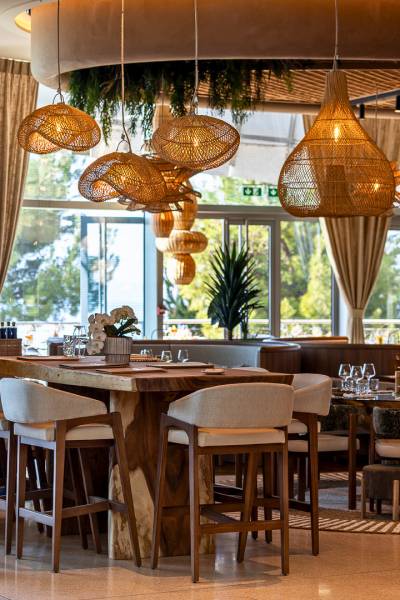 Ambiance design du restaurant La Cabane de l’Écailler, Côte d'Azur