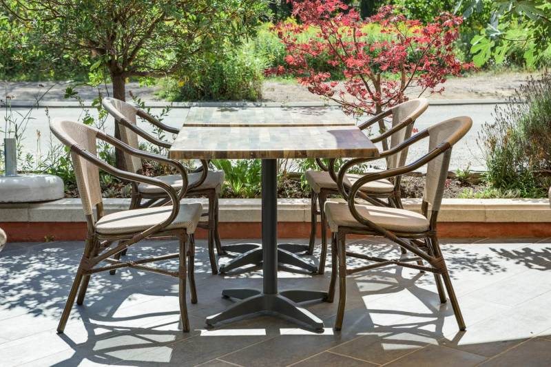 Mise en situation de la chaise Maxim en terrasse à Nantes