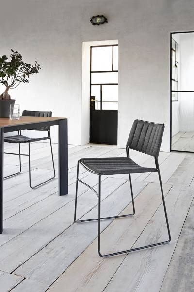 Chaise de repas noir de la collection Slim par KAJA avec structure en acier à Genève