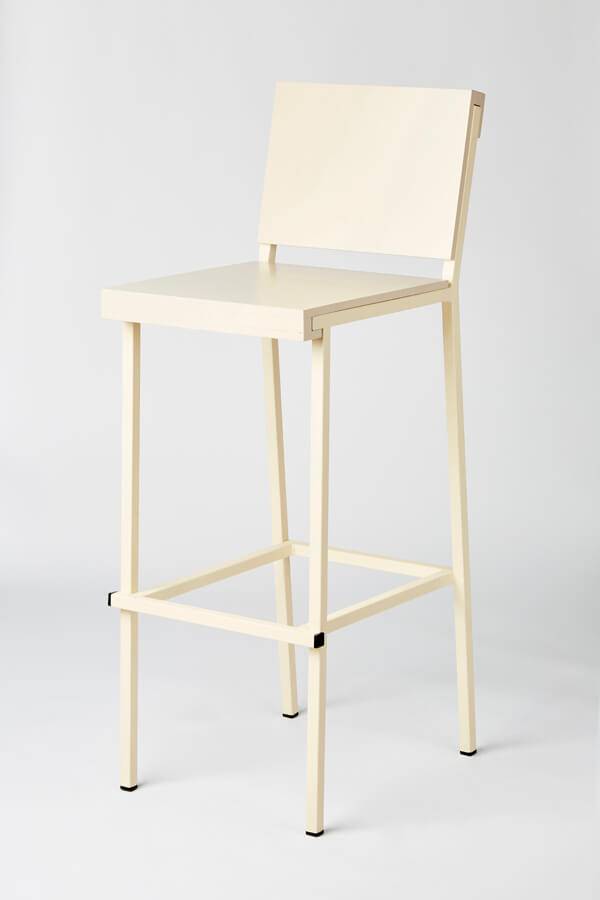 Tabouret haut de bar avec dossier et assise en bois collection Aero à Aix