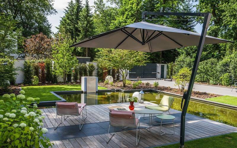 parasol de la collection Amalfi en aluminium thermo laqué à Biarritz