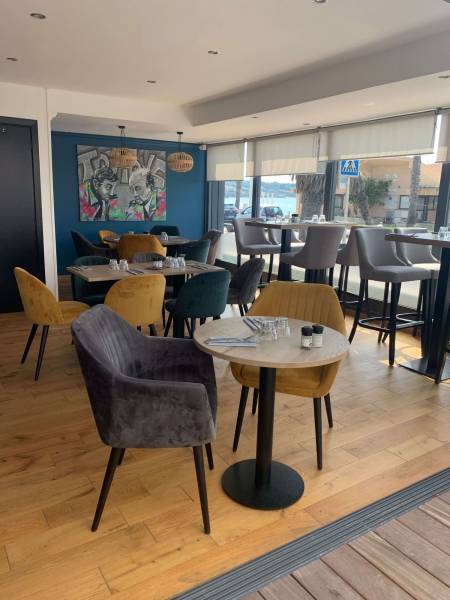 Où trouver un plateau de table HPL stratifié en chêne halifax au touché de bois résistant à Paris?