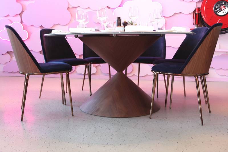 Mise en situation au restaurant Avva Garden de la table Clessidra et les chaises Lea à Aix