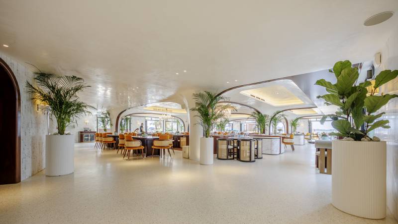 Ensemble design des pots de fleurs au Nammos à Cannes