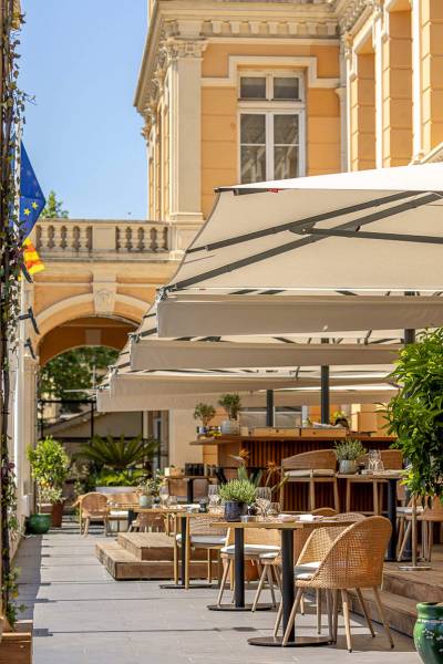 Aménagement de parasol sur la terrasse du restaurant Casino à Grasse