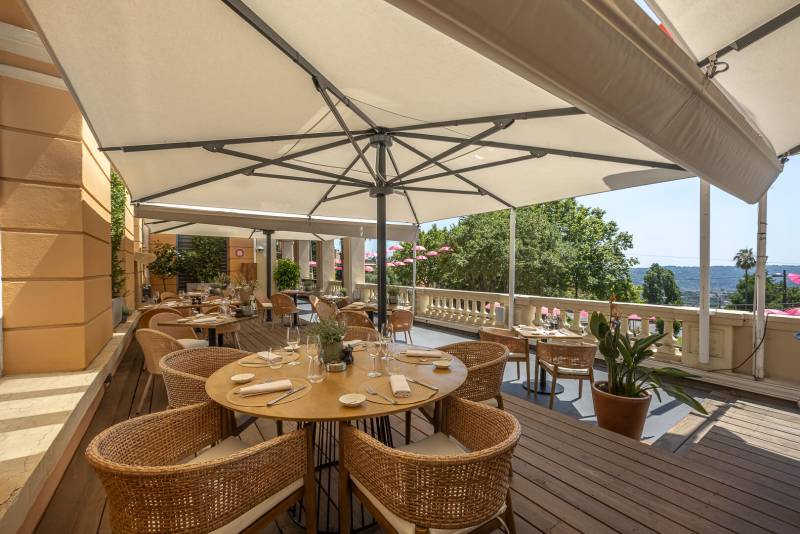 Aménagement des parasols Palazzo Noblesse de Glatz pour le restaurant Casino à Grasse