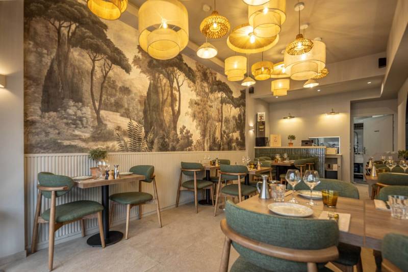 Aménagement avec fauteuils verts à Cannes
