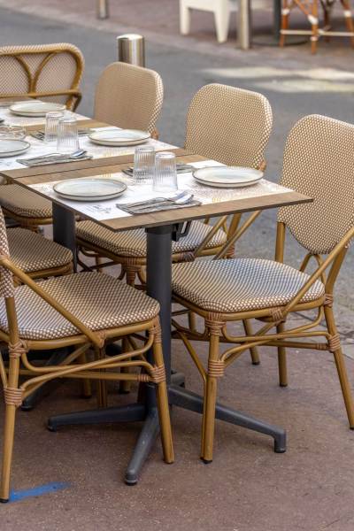Aménagement extérieur avec chaises bistrot à Cannes