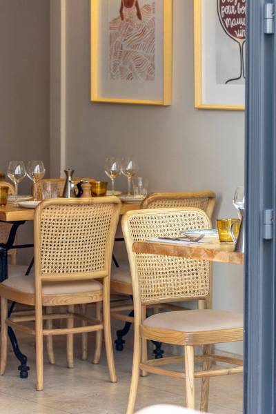 Aménagement avec chaises cannage et bois à Cannes