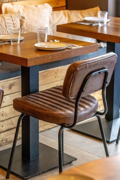 Aménagement intérieur avec chaises en simili cuir à Cannes