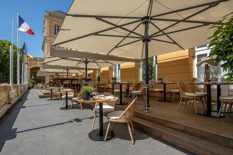 Moment convivial dans une zone ombragée par les parasols Palazzo Noblesse au restaurant du Casino à Grasse