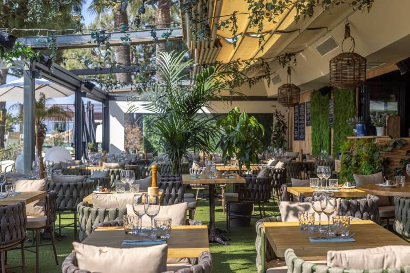 Aménagement extérieur avec tables en bois massif à Saint-Laurent-du-Var