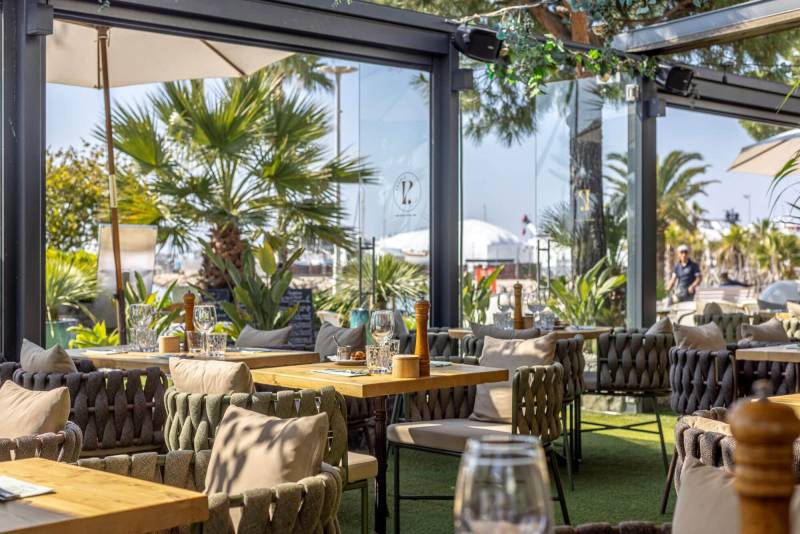 Aménagement extérieur avec fauteuils en corde à Saint-Laurent-du-Var