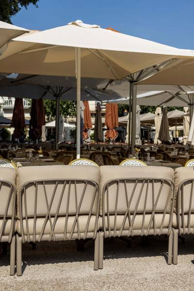 Espace lounge extérieur pour le restaurant La Table  à Antibes