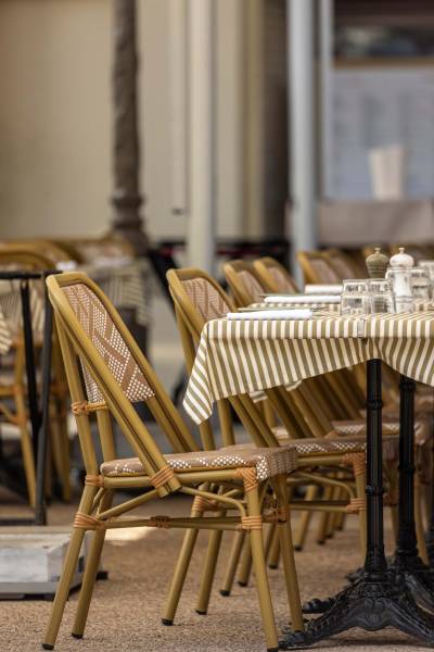 Chaises bistrot et mobilier professionnel pour le restaurant La Table à Antibes 