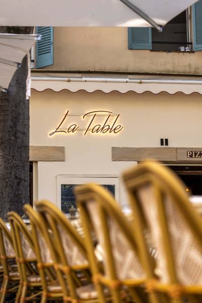 Terrasse élégante du restaurant aménagée à Antibes