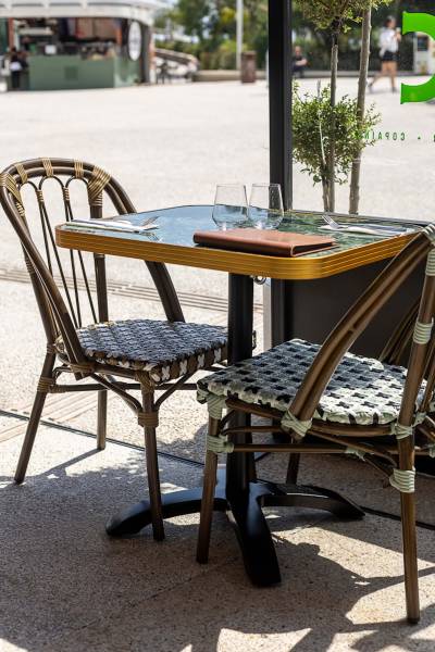 Mobilier extérieur au style bistrot du restaurant Les copains du comptoir à Saint-Laurent-du-Var 