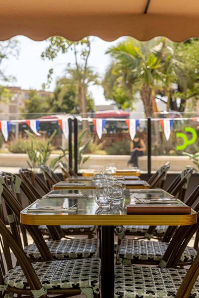 Tables et chaises bistrot pour le restaurant Les copains du comptoir à Saint-Laurent-du-Var