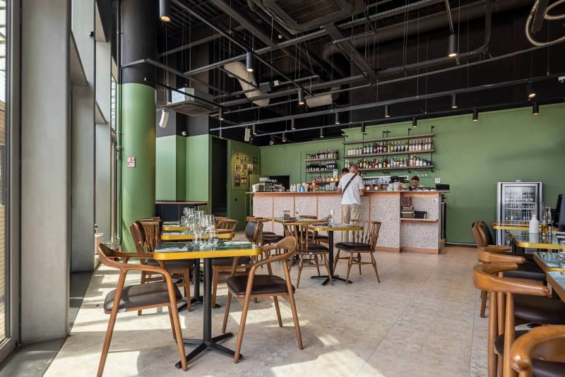 Salle de restaurant avec mobilier professionnel en bois