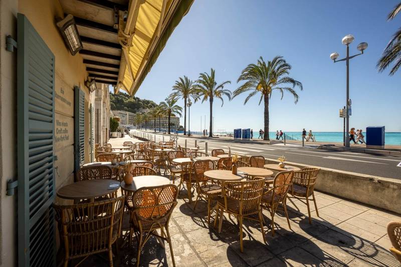 Aménagement terrasse avec des chaises aspect rotin à Nice 