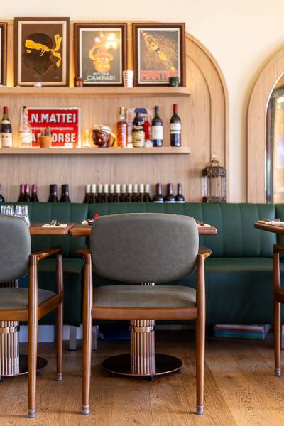 Aménagement de la salle du restaurant dans une ambiance chaleureuse et méditerranéenne à Cap d'Ail