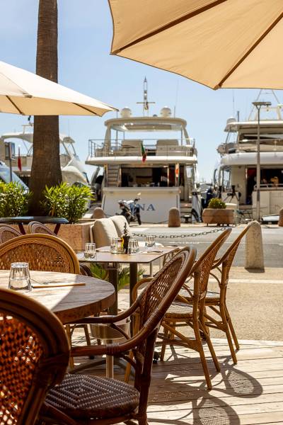 Aménagement de la terrasse avec des mobiliers bistrot adapté au bord de mer à Cap d'Ail