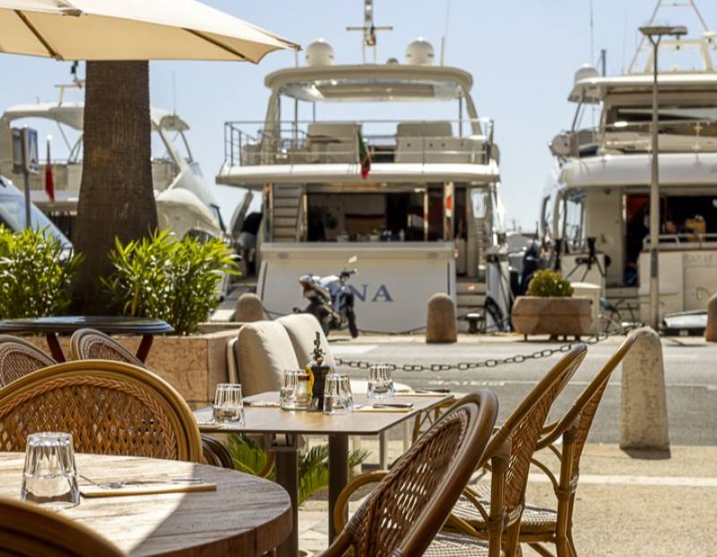 Agencement de la terrasse du restaurant Chez Tonton à côté de Monaco