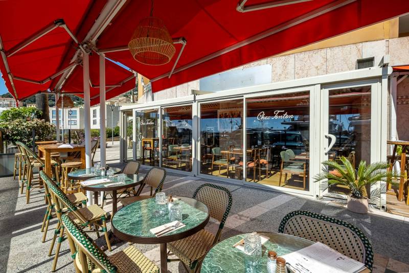 Aménagement extérieur du restaurant Chez Tonton à Cap d'Ail 