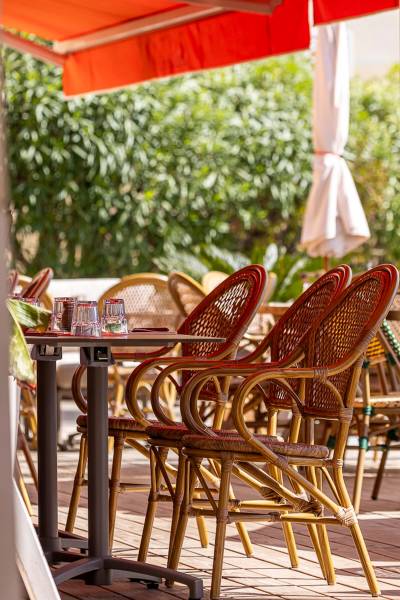 Aménagement de la terrasse avec des chez effet rotin à Cap d'Ail