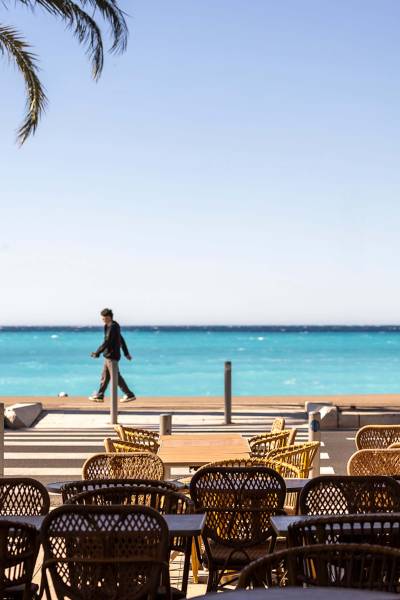 Aménagement extérieur avec des chaise aux fibres tressées à Nice 