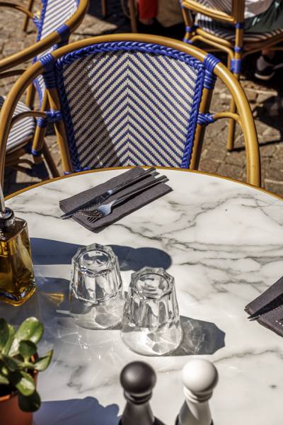 tables avec des plateaux ronds de la collection Aro Lise à Antibes