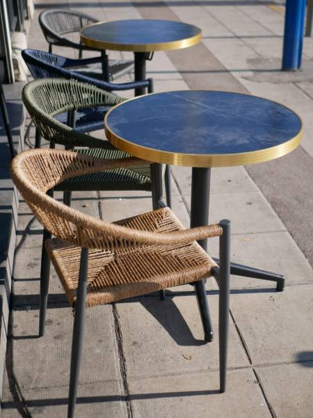 Equipement d'un restaurant à Nice avec plateau de table en cerclage doré, collection ARO DECO