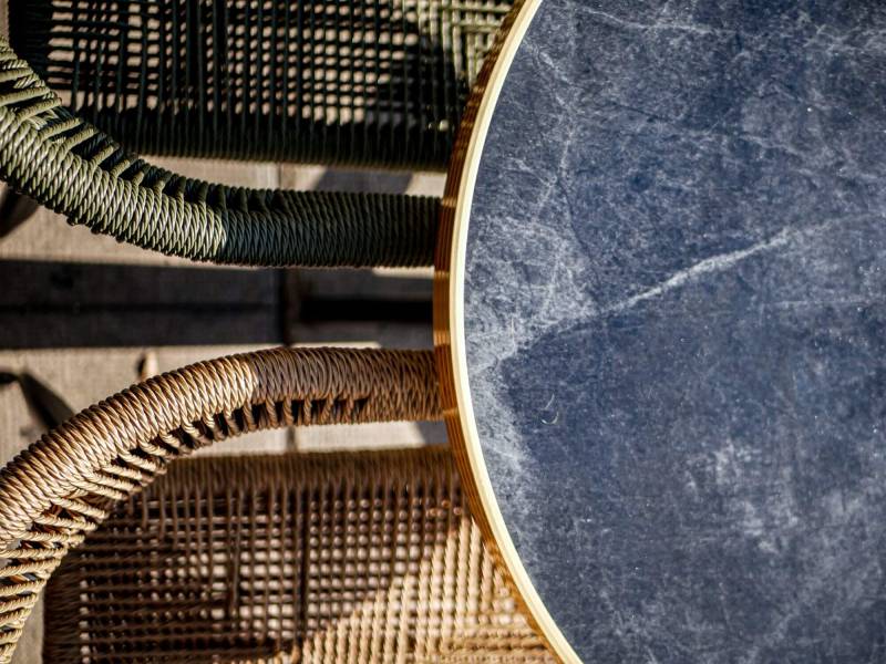 Zoom sur l'effet contreplaqué marine du plateau de table rond, collection ARO DECO