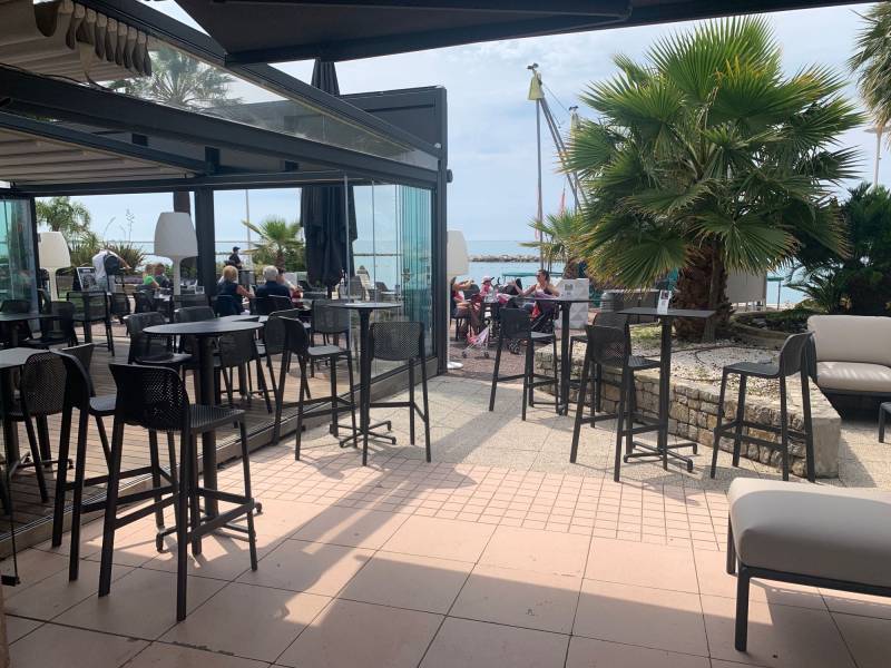 tabouret monocoque de la collection Net Stool dans un restaurant couleur noir à Paris