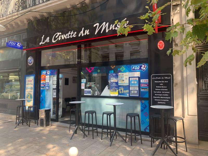 Tabouret de restaurant de la collection Brooklyn par VONDOM dans une brasserie tabac à Aix